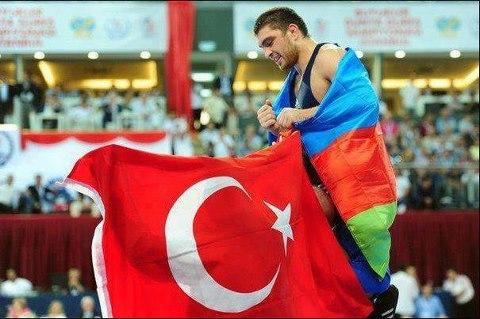 Olimpiyatlarda madalya kazanan Azerbaycan'lı güreşçisi madalya Törenine Azerbaycan ve Türkiye bayrakları ile çıktı...